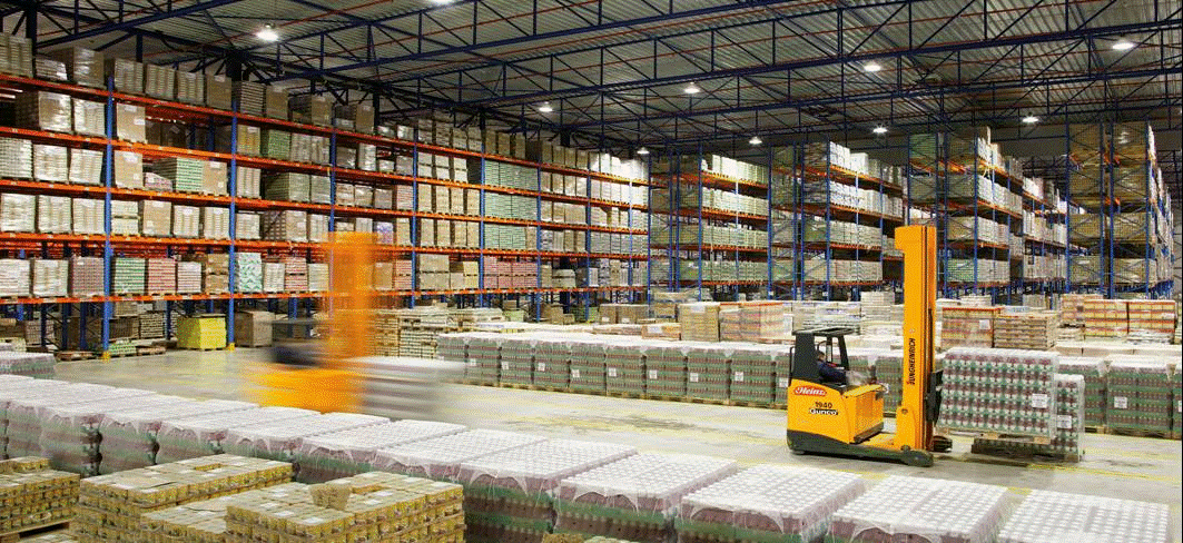 how much does a distribution center manager make